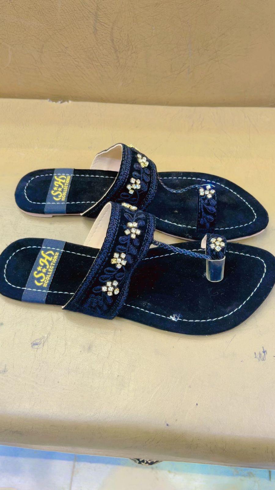 Premium Ladies Kola Puri-Black